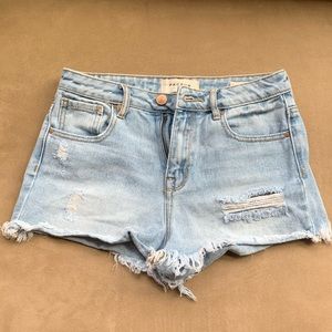 PacSun light wash ripped jean shorts! Size small!